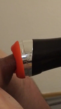 Odtahovací stroj dojí ptáka pomalu až do výstřiku