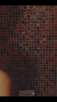 Pas si facile de trouver un endroit pour baiser dans un spa que nous finissons dans les toilettes où il me baise en levrette et m’éjacule dessus