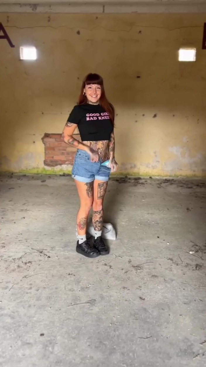Yourfavecumslut: Masturbation sournoise et pipi pendant une exploration urbaine !