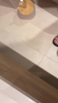 Wandelen op slippers en op blote voeten in het appartement