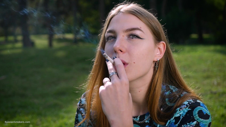 Russian Smokers: Sudut pandang studio rokok Rusia yang menggodakan