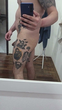 Knubbig visar upp sina tatueringar