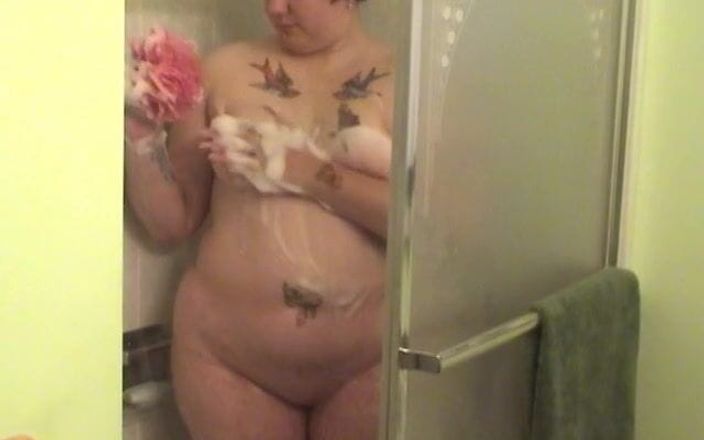 Solo Sensations: Dövmeli şişman piliç duşta göğüslerini ve amını yıkamak için soyunuyor