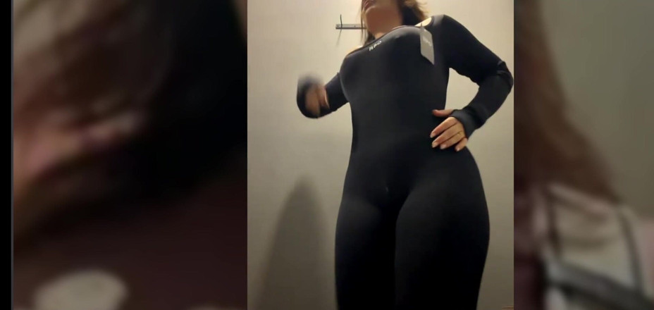 Ayumi Hall: Ich Probiere Kleidung in Einem Einkaufszentrum an, Und Ein Fan...