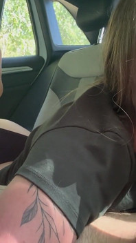 Footjob pertama di dalam mobil