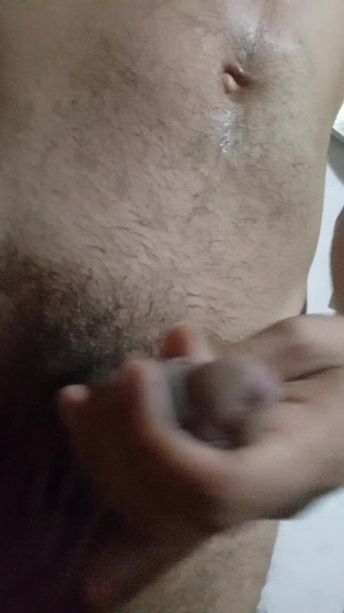 Cute boy jerks off: Der mann kam aus dem badezimmer, um einen Strohhalm in...