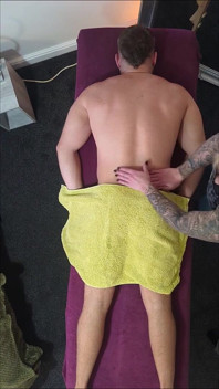 Il bodybuilder tettona claire ottiene proteine extra - vista degli uccelli