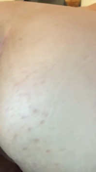 젖고 크림 같은 쪼이는 보지 깊숙이 섹스머신을 사용하는 수줍은 금발