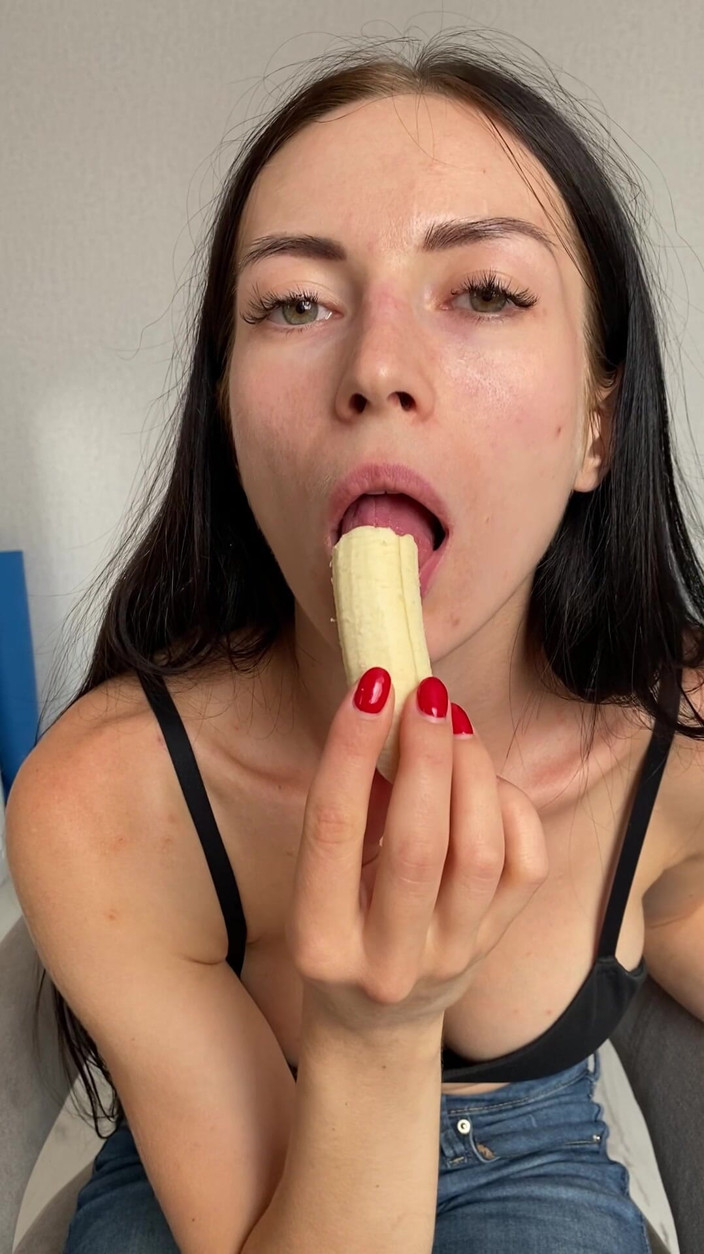 Princess Monica: Provocando em jeans, comendo e chupando banana