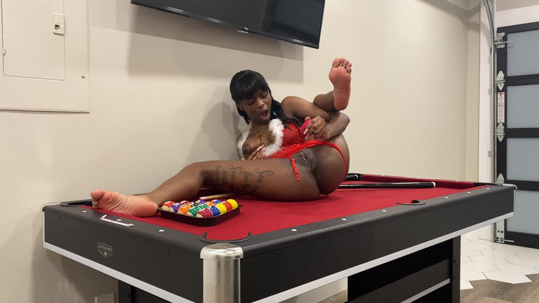 Majesty Nasty: Une black joue avec sa chatte sur une table de...