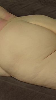 Wanita berhijab dengan toket besar dan pantat bahenol lagi asik masturbasi sambil pamer pantat bahenolnya - bbw ssbbw