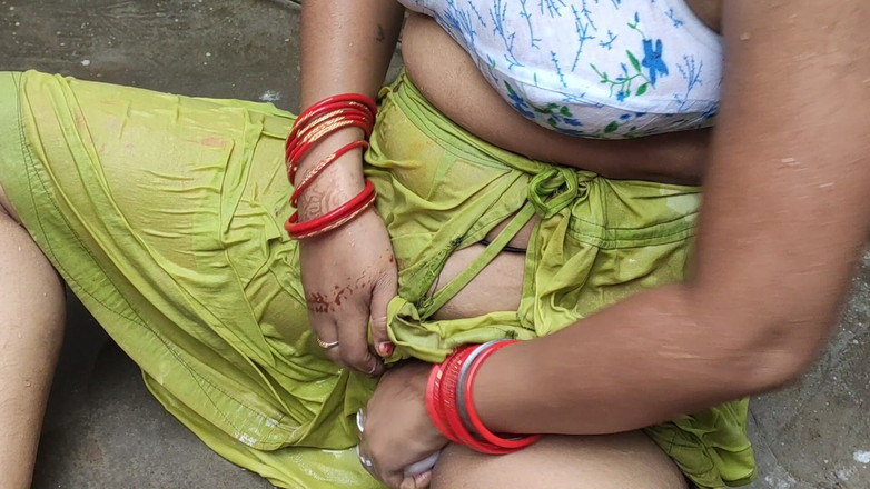 Anita yadav: Indiana casa esposa tomando banho fora