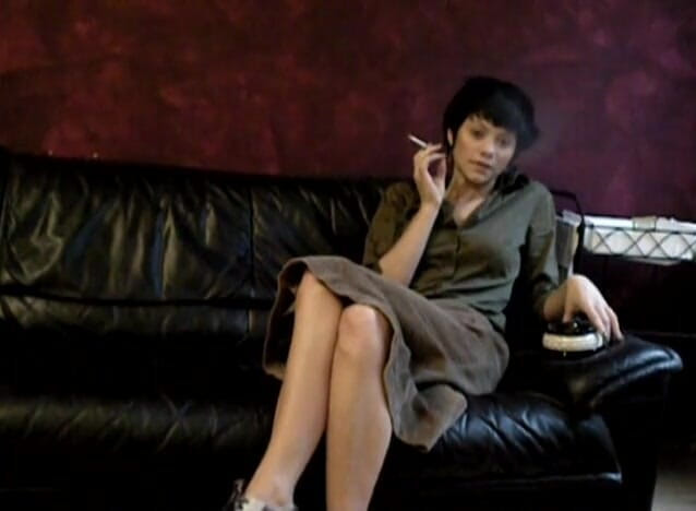 Femdom Austria: สาววัยรุ่นผมดำสูบบุหรี่