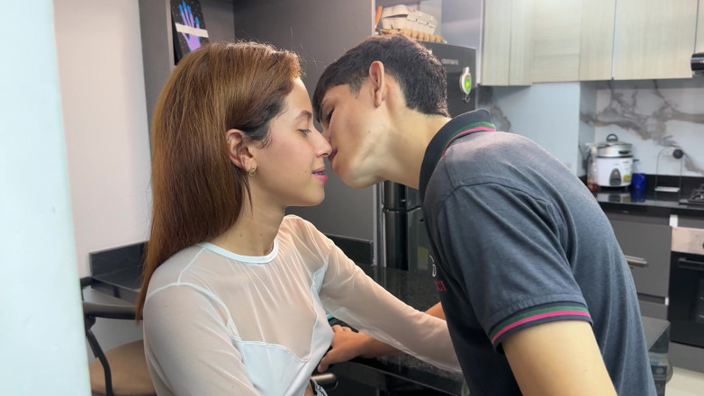 hopesex: 我夺走了我继妹的童贞，报复她紧致的阴户，最后我第一次打破了她的阴户