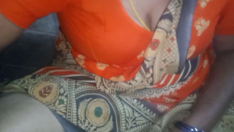 Desi Sathiya: Sexy tetička v sárí prsa