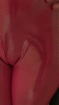 ラテックスに身を包んだふしだらな女は、彼女のボーイフレンドのハードコックに犯されるのが大好き