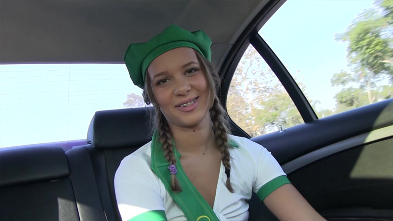 Hefburg: Girlscout de 18 ani vorbește murdar și ia pula
