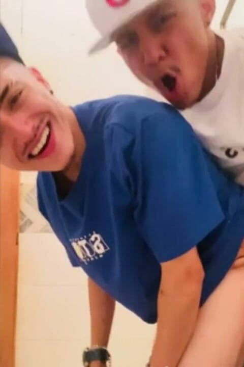 Skinny23cm: Sesso nel bagno pubblico a una festa di compleanno
