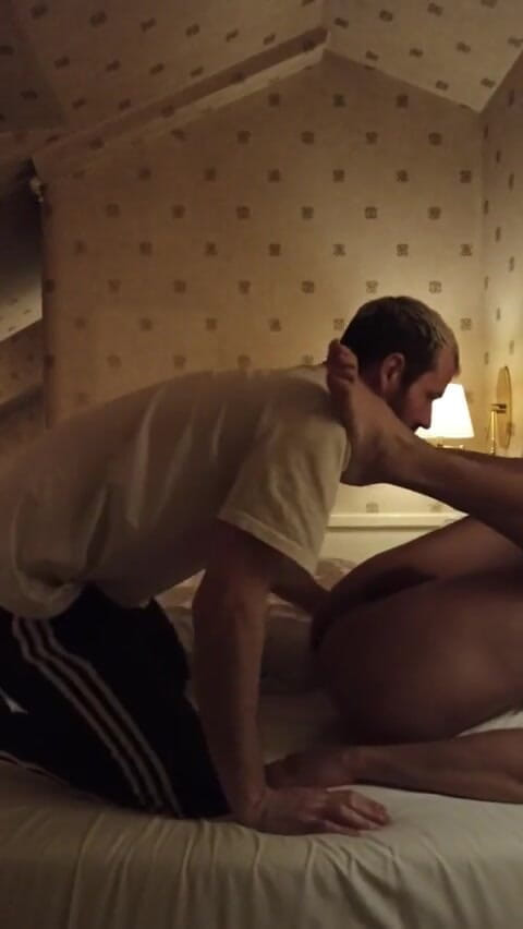 Justin hoodwar: Chlap volá v hotelu pokojovou službu pro speciální požadavek