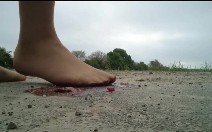 Carmen_Nylonjunge: Fragola in nylon piede schiacciata, schiacciante all'aperto