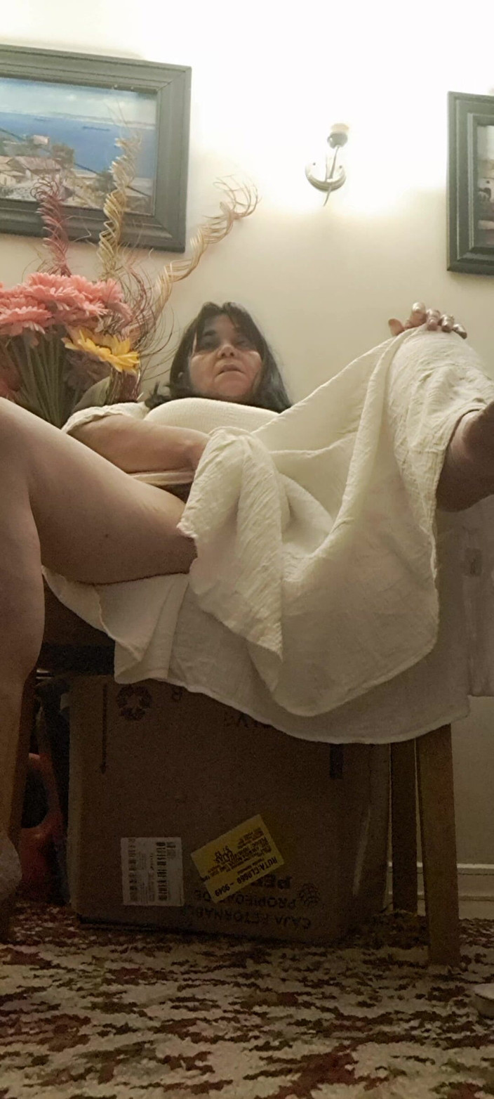 Mommy big hairy pussy: Toucher et goûter ce qu’il y a sous la robe