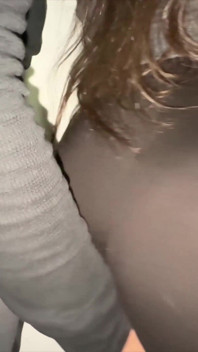 เธอสัมผัสควยของคนแปลกหน้าและพวกเขาเย็ดกัน 