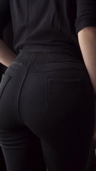 tang kaali jins pahni seksi chodne laayak mammi gori peti vhel poonchh dikha rahi hai