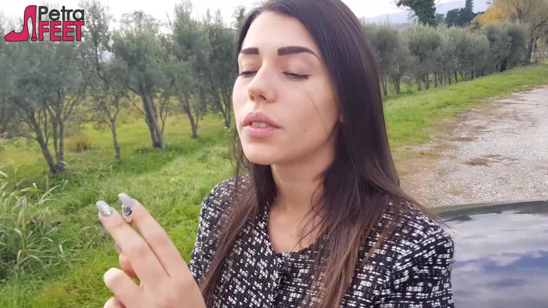 Smokin Fetish: All'aperto fumo sigaro da bruna sexy