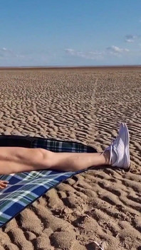 Exhibicionista desnuda en la playa