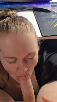Gamer Bekommt Unerwarteten Überraschungs-blowjob Von Seiner Geilen Ehefrau