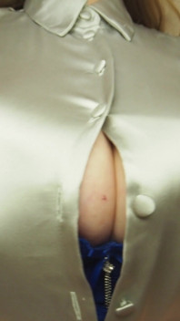 Sujetador pequeño y camisa de satén, burlas de tetas