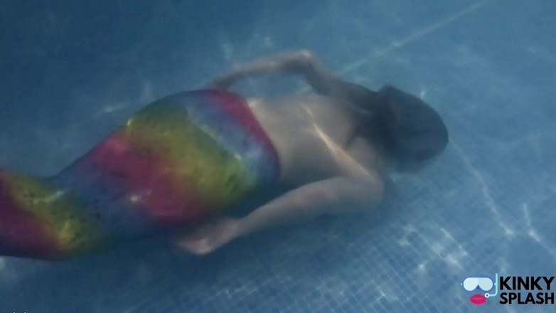 UKCuteGirl Lucy Lauren: Captive Mermaid mengusik awak di kolam