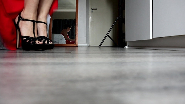 Kinky Lyrical: Tacchi a spillo ed un abito rosso con fessura alta