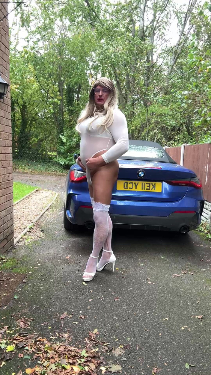 Kellycd2022: Crossdresser seksi Kellycd2022 dalam Bodysuit Putih Seksi dan Jala