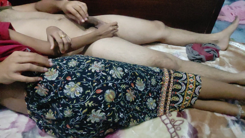 Xtra hot001: Istri hot lagi asik ngocok kontol dan dicrot sperma