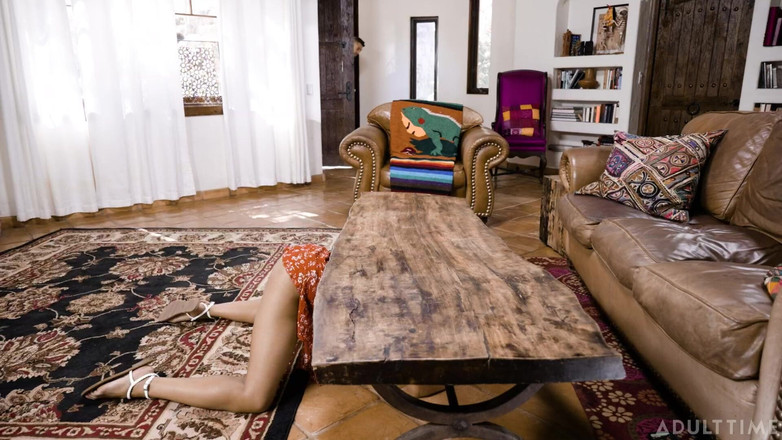 Adult Time: Adult time - सेक्सी kira noir पहली डेट पर टेबल के नीचे फंस जाती है और पीछे से लंड लेने का अंत करती है