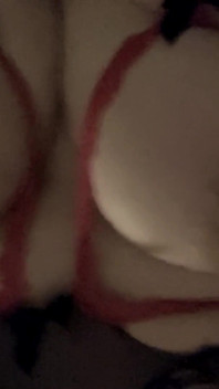 Mačkání mých velkých prsou, sání mé dildo hůlky stimulační orgasmus
