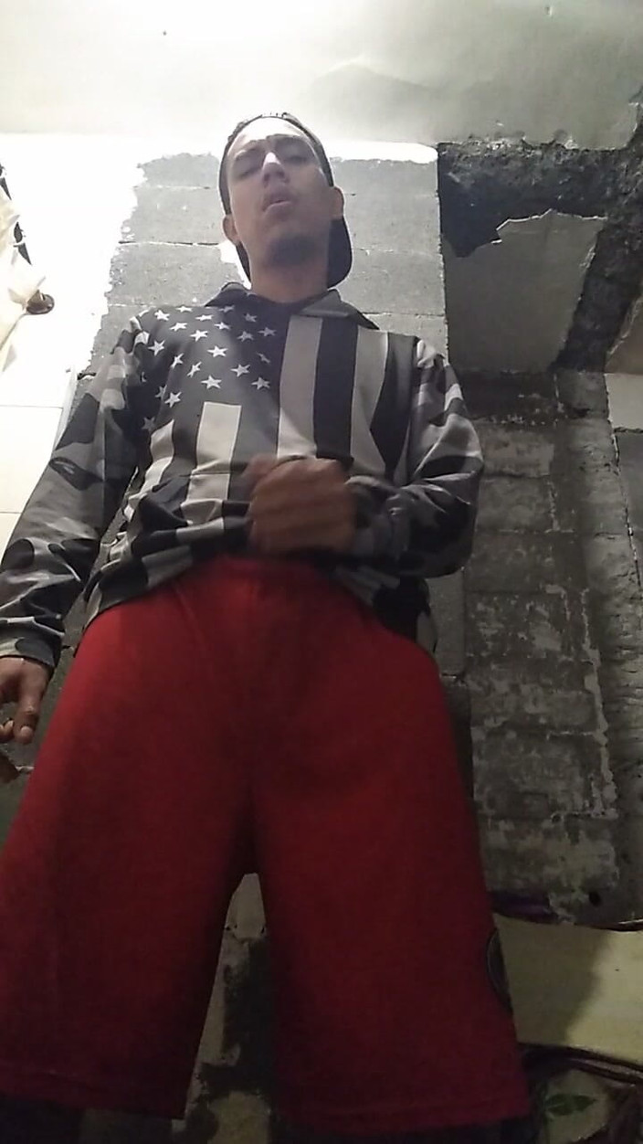 AlexAlejandro13: Estoy a punto de bañarme pero sin antes tirar