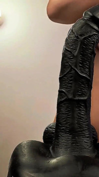 Wild Chestfuck: Sânii mei naturali uriași devorând un dildo negru uriaș