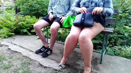OurFetishLife: Milf cachonda se mea en bragas acolchadas en el parque...