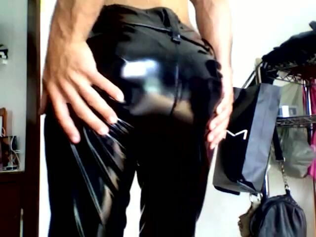 Demon Maniac 33: Il ragazzo sissy mascherato in calze arancioni e corsetto viene...