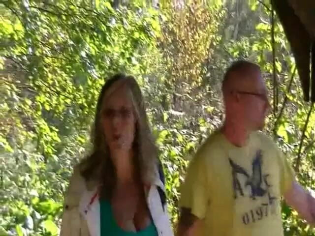 Homegrown Outdoor Sex: Michele Meadows принимает жесткий хуй на улице