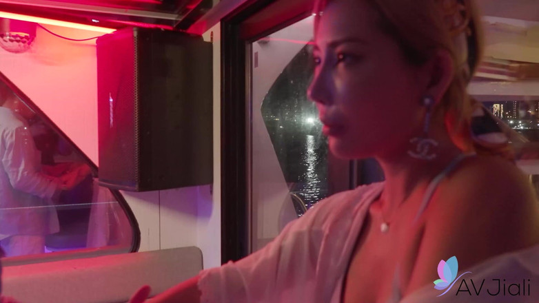 AV Jiali: Stacy和朋友们在船上玩耍和啪