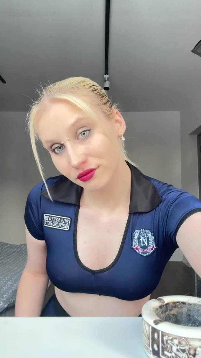 MertyXXX: Дівчина курить