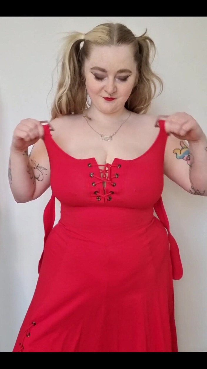 Bunny Royle: Vestido rojo desnudándose