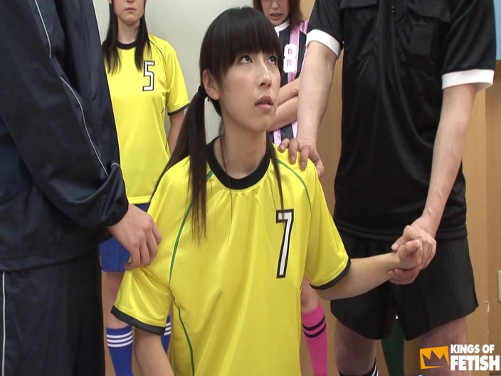 Pure Japanese adult video ( JAV): Japanisches fußballmädchen bläst zwei männer vor kollegen und trainer