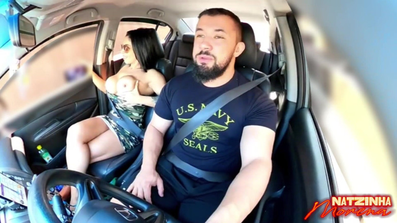 NatzinhaMorena: Sex oral în trafic: Brunetă arată că își arată sânii și suge tot...