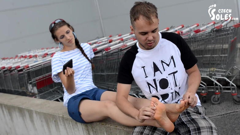 Czech Soles - foot fetish content: Adoración de pies en el estacionamiento
