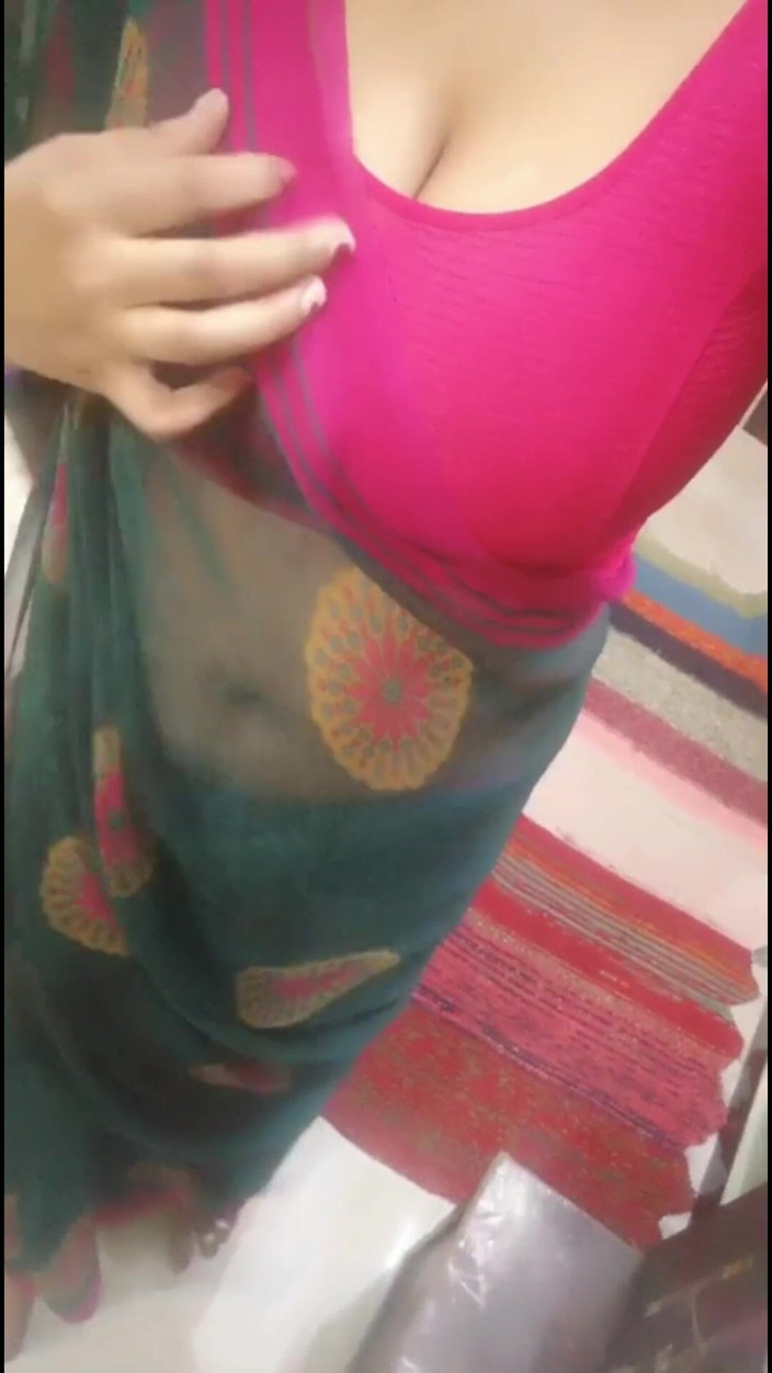 Desi_Tease_Queen: Desi saree menanggalkan pakaian sambil menggoda 