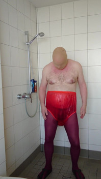 Pantyhose dan seluar dalam inkontinens di bilik mandi